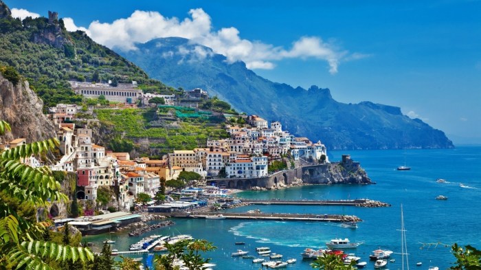 Amalfi Coast, Italy image source: charmingasiatours.com 
